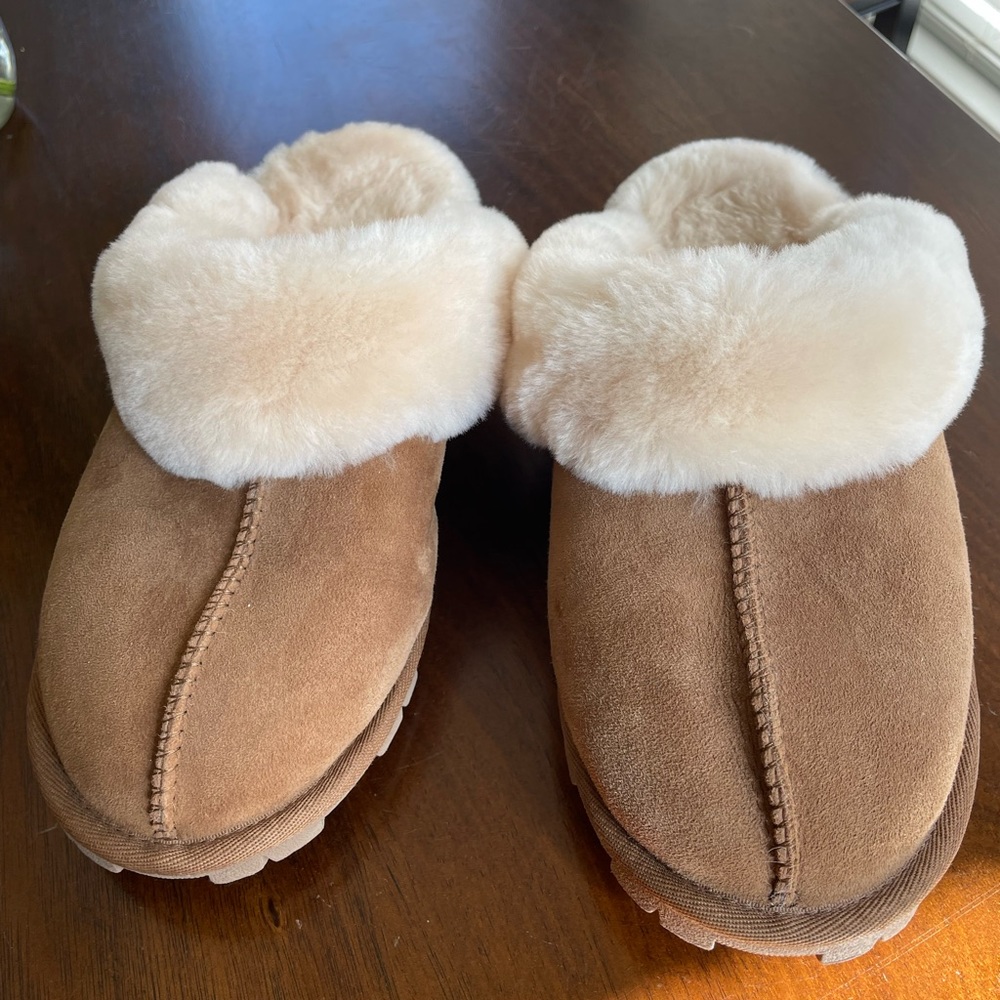 Women’s size 9 fur lined indoor/outdoor clogs. AWESOME DEAL!!